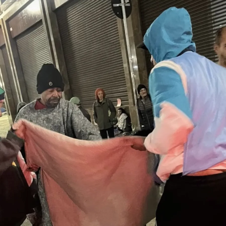 Entrega de cobertor durante a ação de inverno