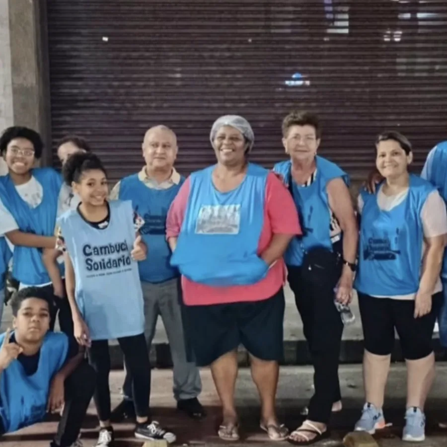Equipe de voluntários do Cambuci Solidário reunida