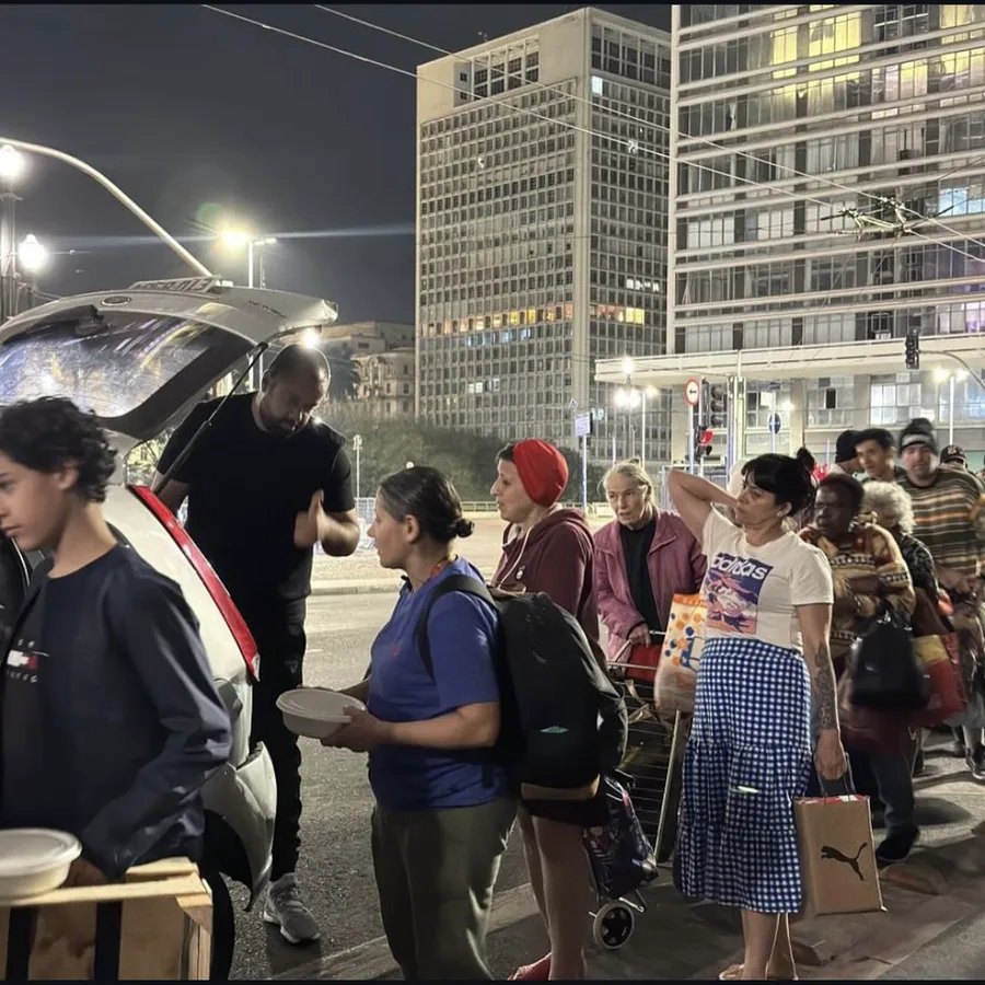 Fila de pessoas recebendo marmita no centro de São Paulo