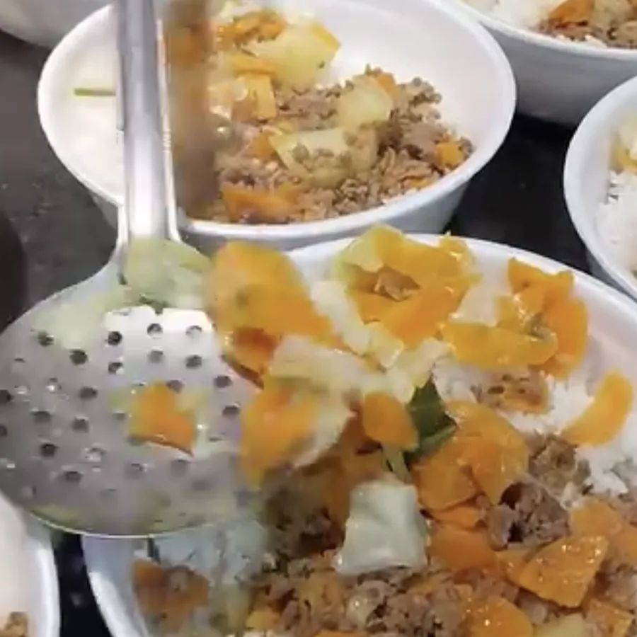 Marmitas de arroz, carne e legumes prontas para a entrega