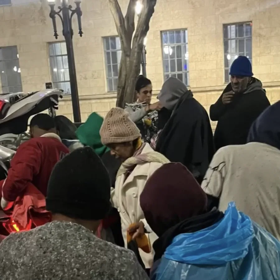 Distribuição noturna de comida e agasalho na rua