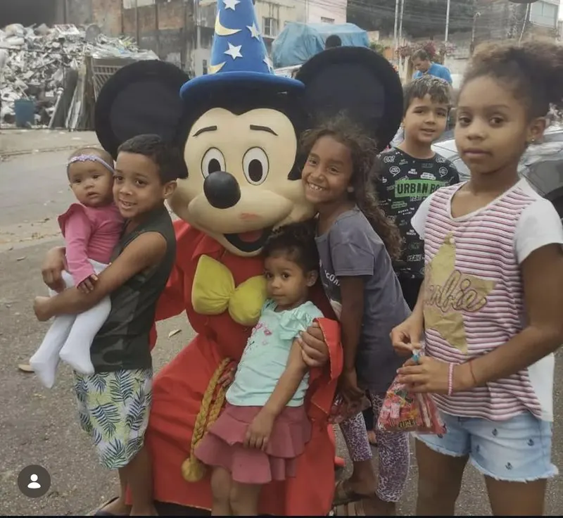 Mickey com crianças em ação social nas ruas